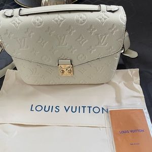 Médium cream color leather crossbody bag